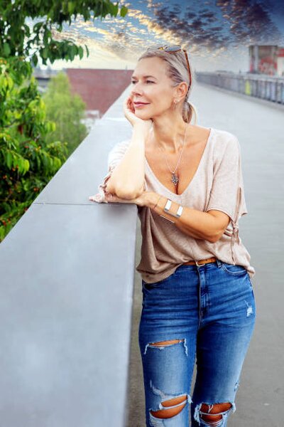 Fata / femeie part-time pentru foto /  video